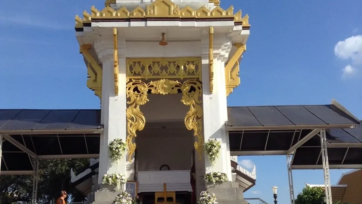 เมรุของวัดในกรุงเทพฯ ประดับดอกไม้สำหรับพิธีฌาปนกิจ จุดที่แขกขึ้นไปวางดอกไม้จันทน์