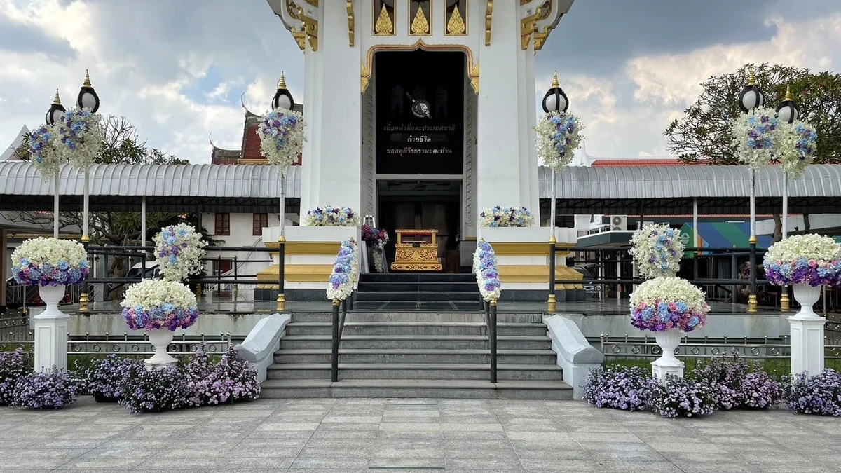 ศาลาวัดในกรุงเทพฯ ที่จัดงานสวดพระอภิธรรม ประดับดอกไม้สดสองข้างทางขึ้นศาลา