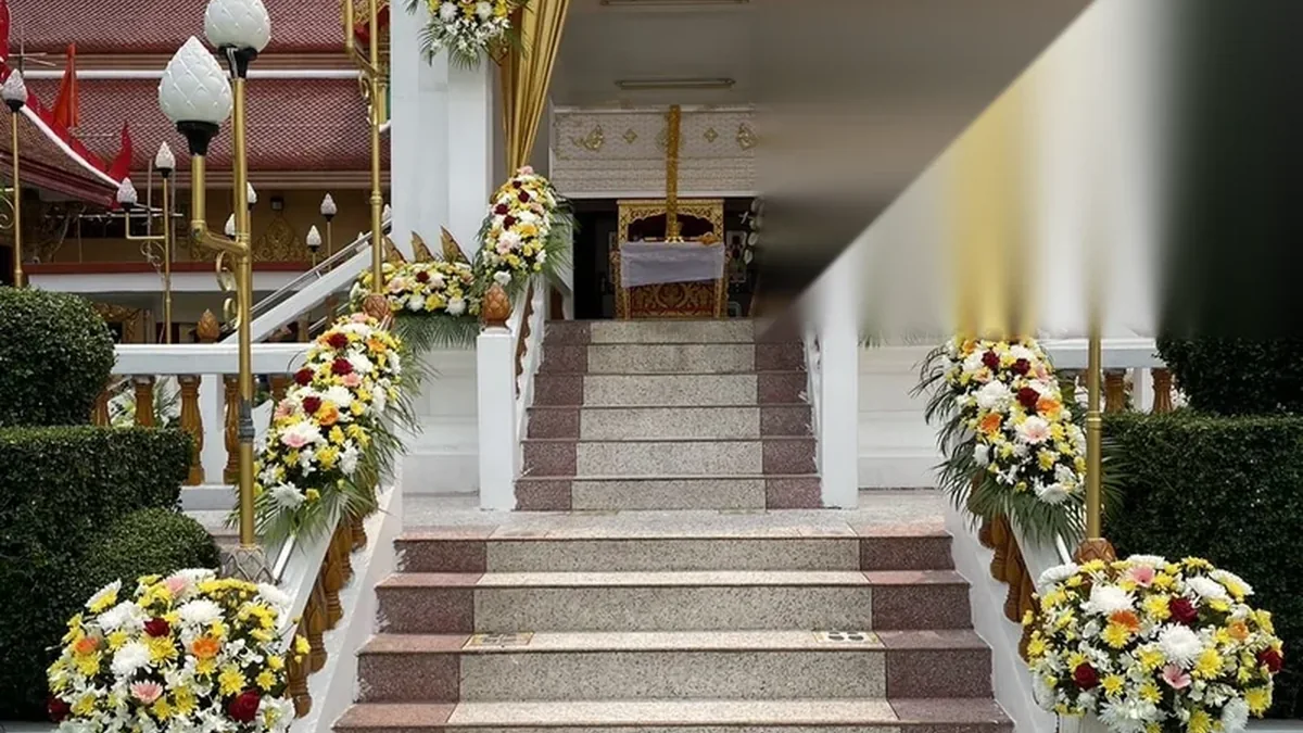 ทางขึ้นเมรุที่ประดับดอกไม้สำหรับพิธีฌาปนกิจในวัดกรุงเทพฯ