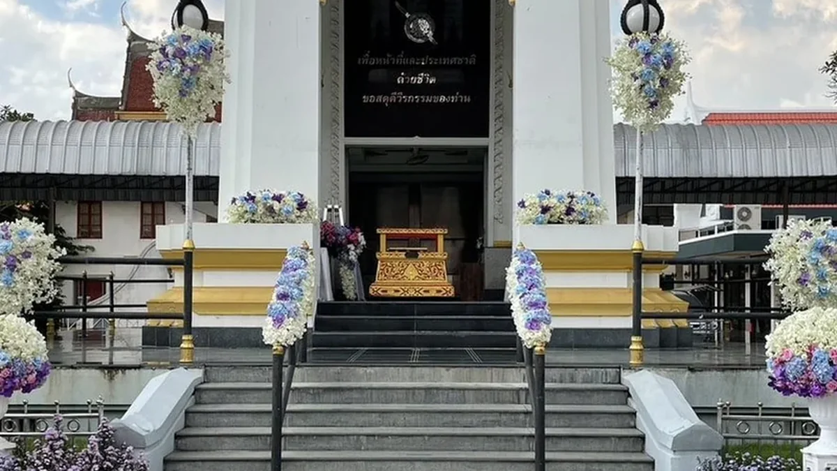 ทางเข้าศาลาวัดในกรุงเทพฯ ที่จัดดอกไม้และพวงหรีดสำหรับงานสวดพระอภิธรรม