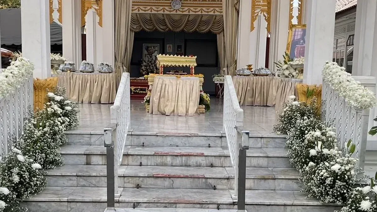 ศาลาวัดในกรุงเทพฯ ที่จัดพิธีรดน้ำศพ พร้อมดอกไม้ประดับทางขึ้นและแท่นตั้งศพด้านใน