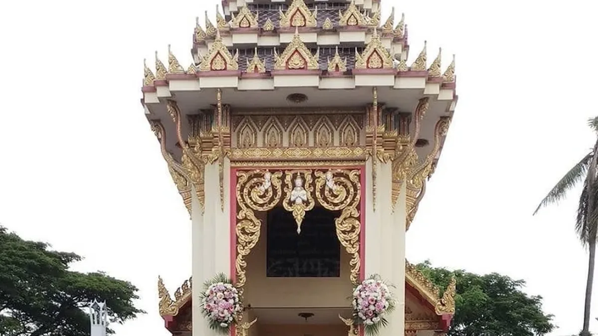 เมรุของวัดในกรุงเทพฯ ประดับดอกไม้สำหรับพิธีฌาปนกิจในวันสุดท้ายของงาน