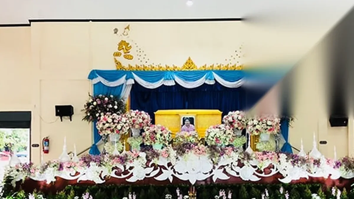 ภายในศาลาวัดที่จัดงานสวดพระอภิธรรม ตกแต่งดอกไม้หน้าหีบศพพร้อมรับแขกในคืนแรก