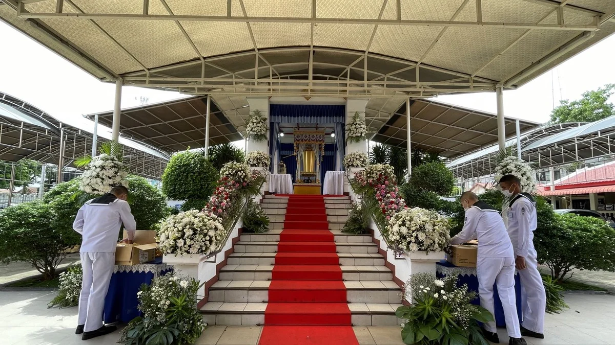 ทีมงานกำลังจัดของหน้าศาลาวัดก่อนเริ่มพิธี จุดที่รถส่งของและพวงหรีดต้องเข้าถึงให้ทันเวลา