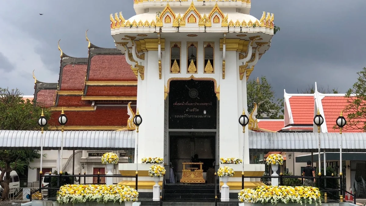 เมรุของวัดในกรุงเทพฯ ที่จัดดอกไม้ประดับเรียบร้อยก่อนถึงเวลาเคลื่อนศพในวันฌาปนกิจ