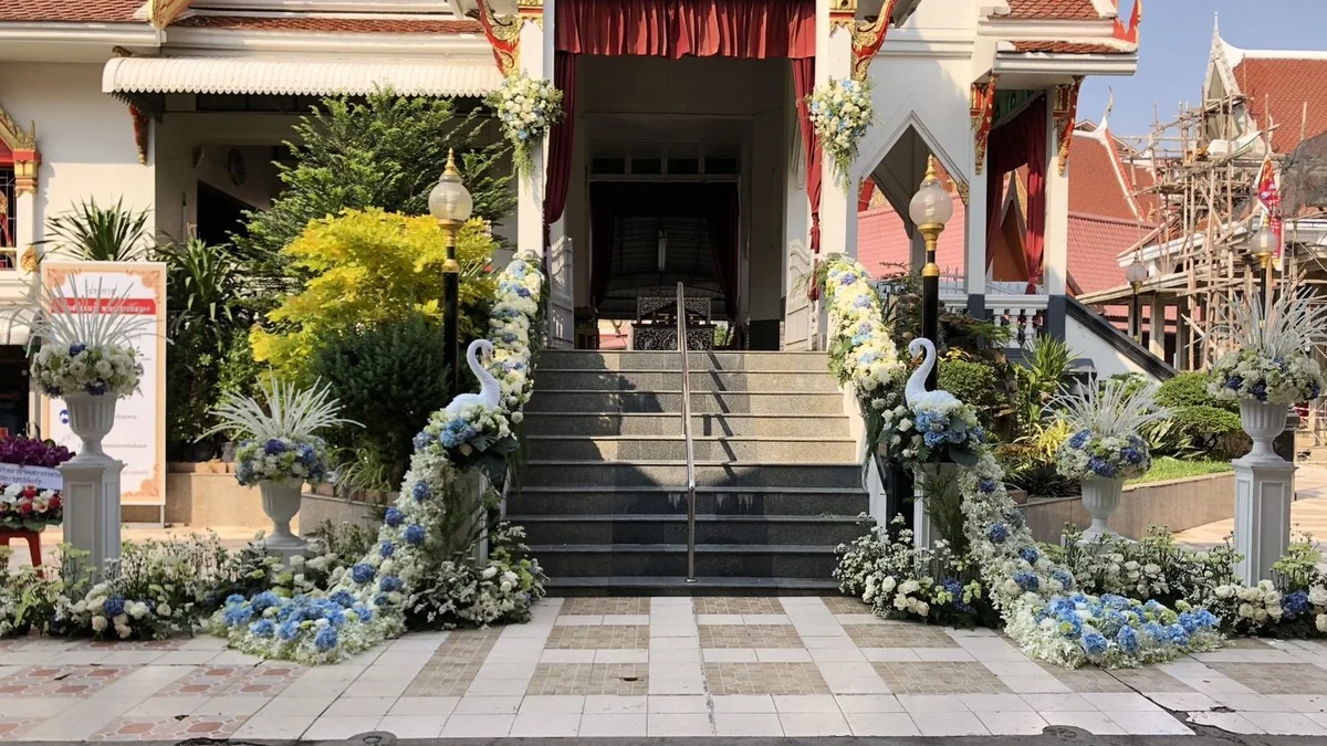 ทางขึ้นศาลาวัดที่จัดดอกไม้เรียบร้อยสำหรับงานสวดพระอภิธรรมในกรุงเทพฯ